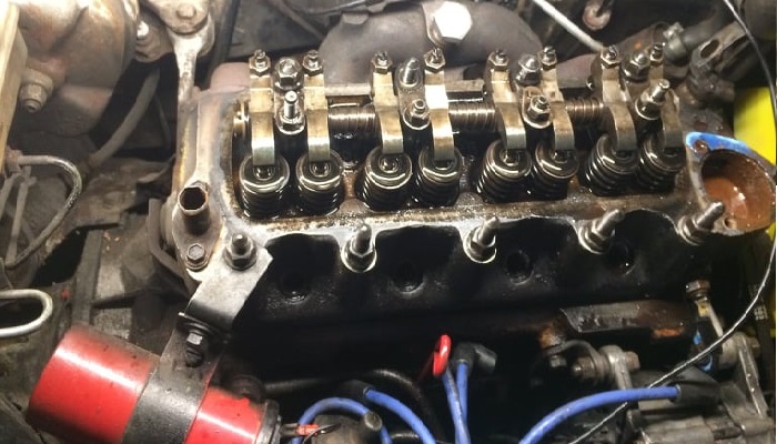 Mechanieker werkt aan een automotor